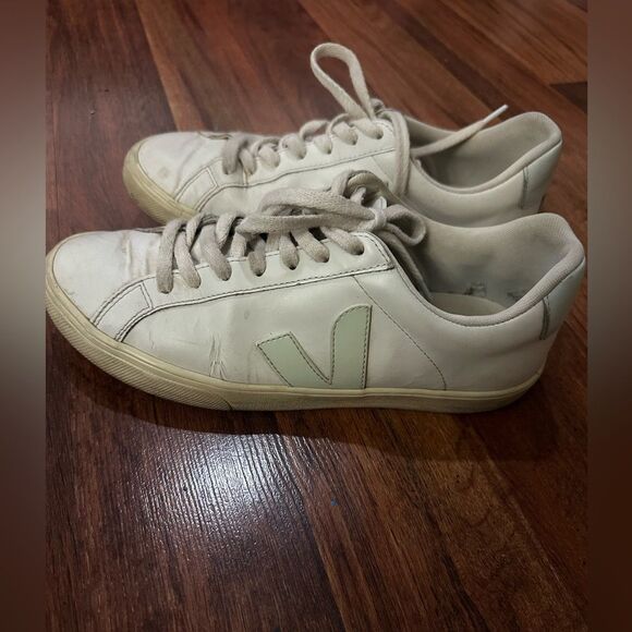 VEJA SHOES SIZE 8 - Picture 1 of 9